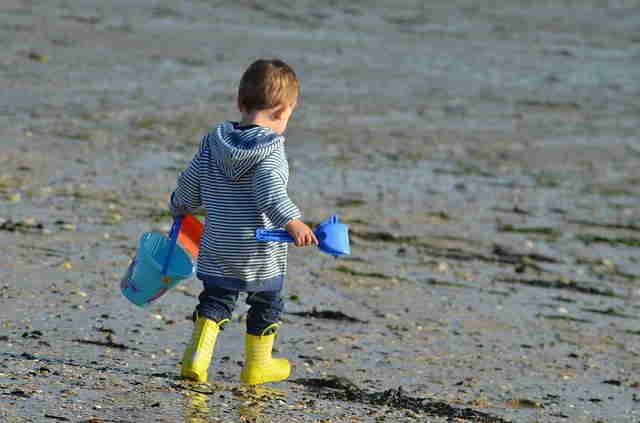 Découverte de la plage pour bébé